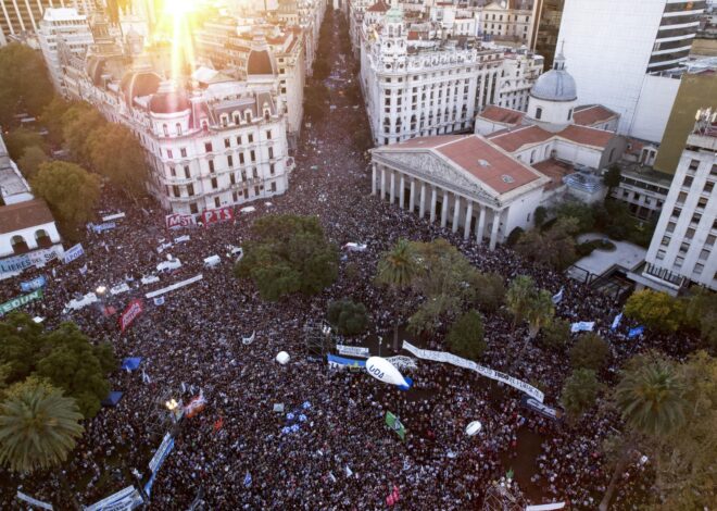 Multitudinaria marcha en Bahía Blanca en defensa de la Educación Pública