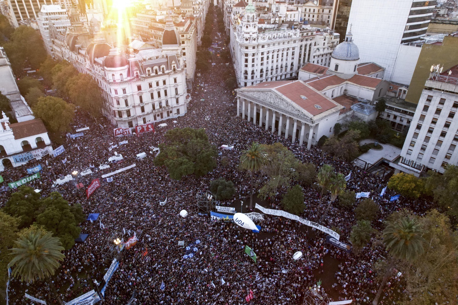 Multitudinaria marcha en Bahía Blanca en defensa de la Educación Pública