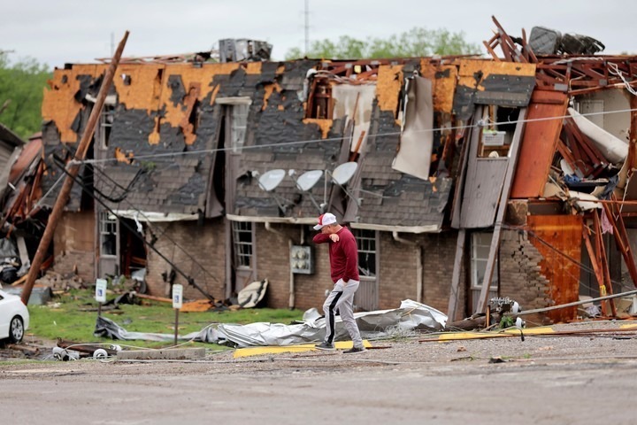 DEVASTACIÓN Y AL MENOS TRES MUERTOS EN OKLAHOMA POR UNA SEGUIDILLA DE FEROCES TORNADOS